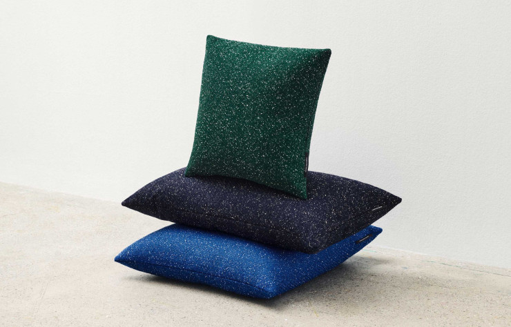 Coussin aux tons de vert émeraude et autres couleurs pour une touche d’originalité dans votre décoration intérieure.