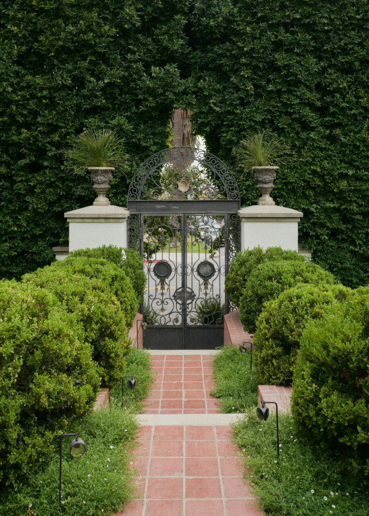 La végétation luxuriante du parc a été mise en scène par le studio de paysagisme Art Luna.