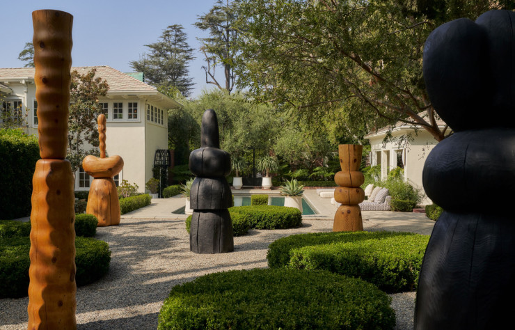 Les extérieurs de la propriété sont également exploités pour présenter, notamment, les totems en bois de Dan John Anderson.