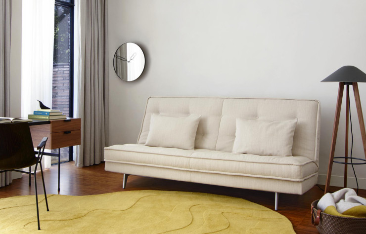 Donnez l’illusion de grandeur à la pièce en accrochant un miroir rond au mur.