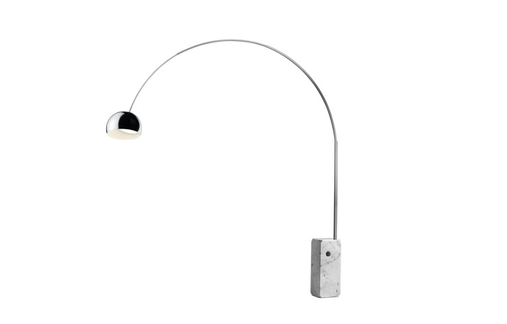 Le lampadaire Arco vu dans le film « On ne vit que deux fois » de Lewis Gilbert.