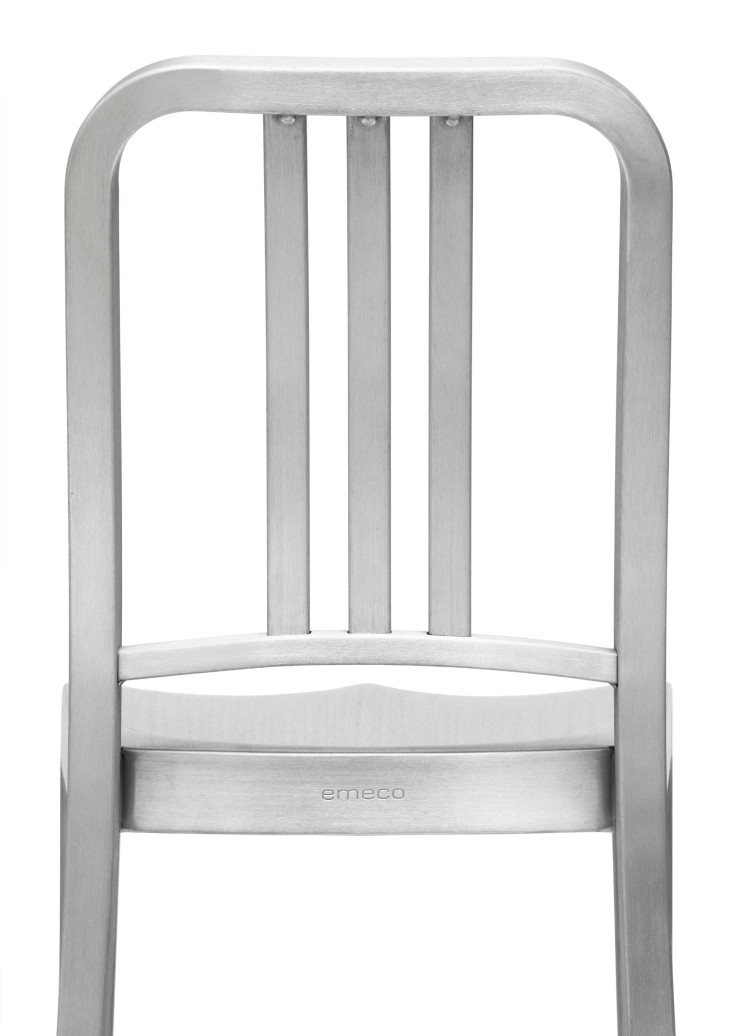 La 1006 Navy chair vue dans le film « The Dark Knight, Le Chevalier noir » de Christopher Nolan.