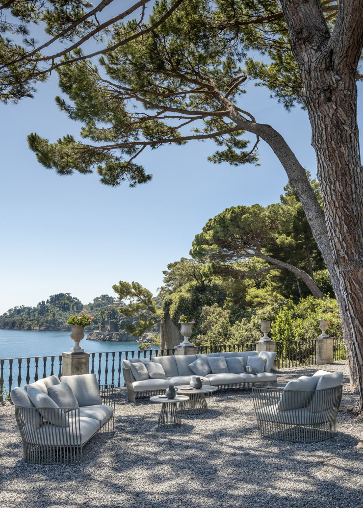 La structure en lames d’aluminium de l’ensemble « Venexia », conçu par Luca Nichetto, lui confère une allure légère sans renoncerà la robustesse essentielle à un usage extérieur.