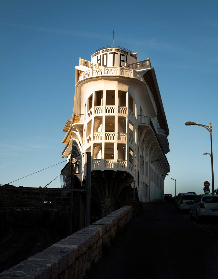 La façade du Rayon-Vert de Cerbère. Cette architecture en forme de paquebot est un classique de l’art déco.