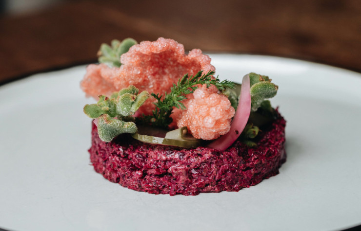 Le tartare revisité est devenu une spécialité belge, ici façonné à partrir de betteraves.