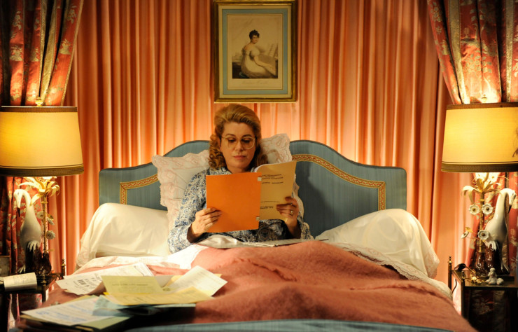 Le film Potiche (2010), avec Catherine Deneuve, est truffé de clins d’œil aux décors kitsch des années 70.