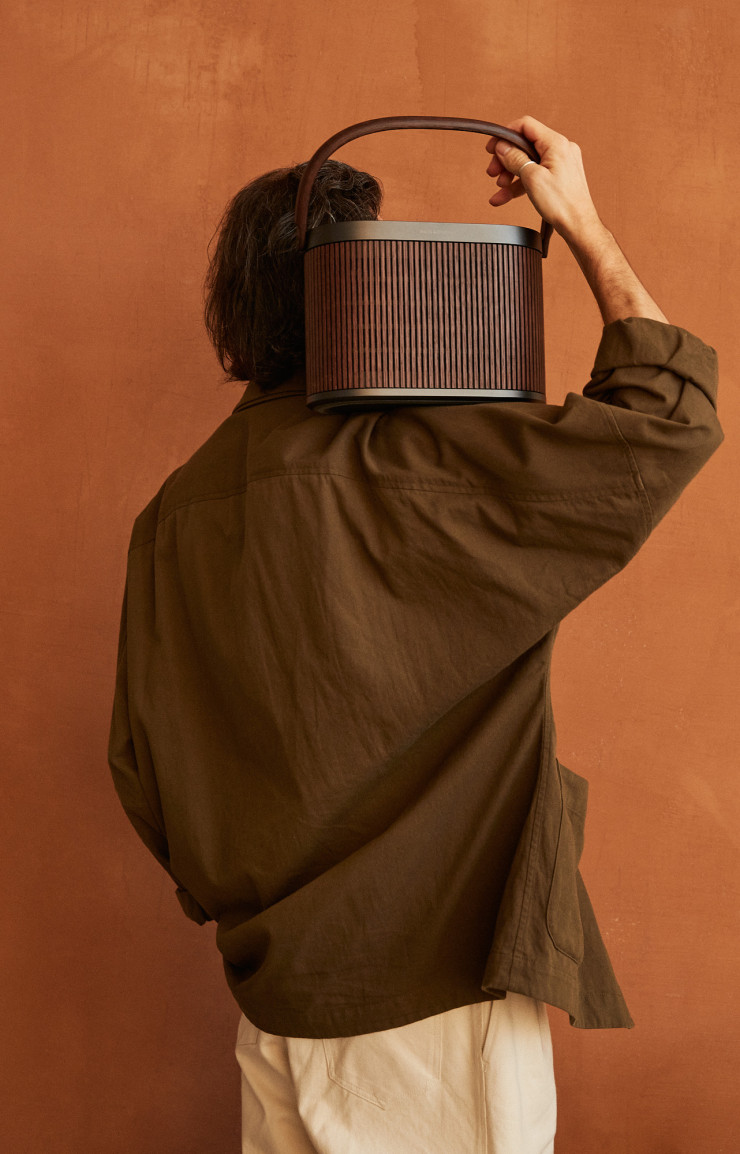 La Beosound A5 Dark Oak.