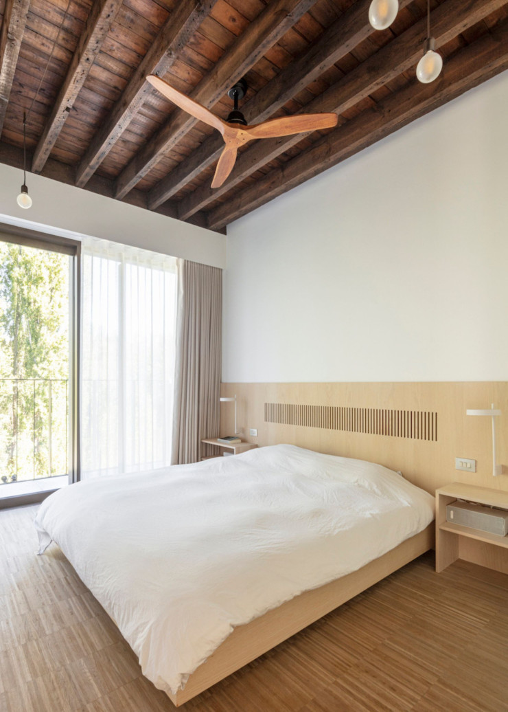La chambre principale et son mobilier entièrement conçu par l’architecte.