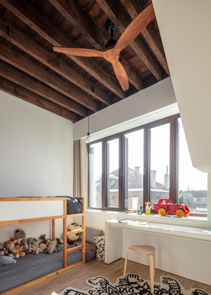 Dans cette chambre d’enfant, au deuxième étage, les plafonds d’origine ont été conservés. Bureau, tabouret, lit et tapis IKEA.