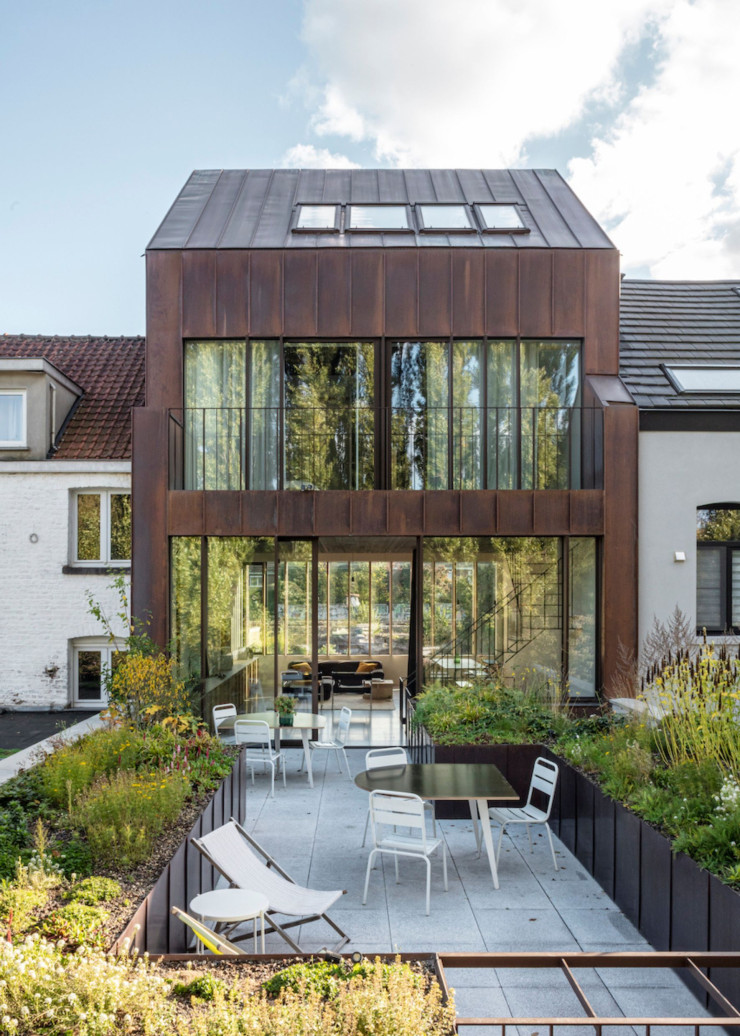 La pièce à vivre et la terrasse sont toutes deux situées au premier étage et se fondent organiquement l’une dans l’autre. Les jardinières, d’une largeur de 1,90 m, garantissent la distance et l’intimité requises par la loi vis-à-vis des voisins. L’ensemble de la maison en cuivre verdira avec le temps.