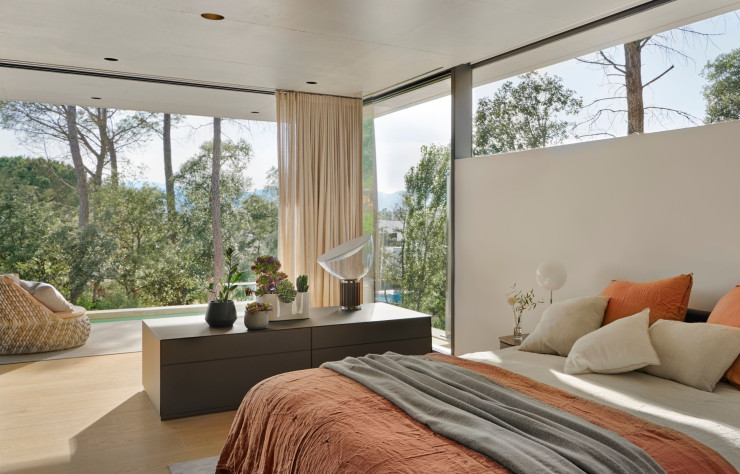 Également baignée de lumière, la chambre principale donne directement sur une terrasse avec piscine. Un parquet Royal Wood Floors recouvre le sol partout dans la villa.
