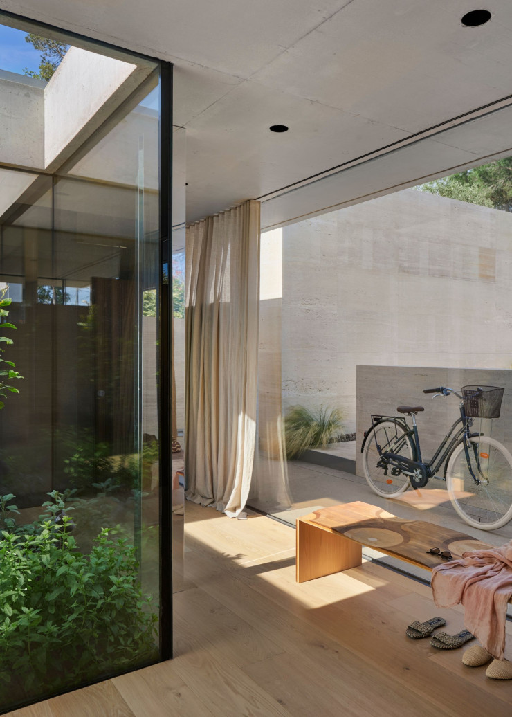 Entre deux extérieurs, un banc Ripples, design Toyo Ito (Horm).