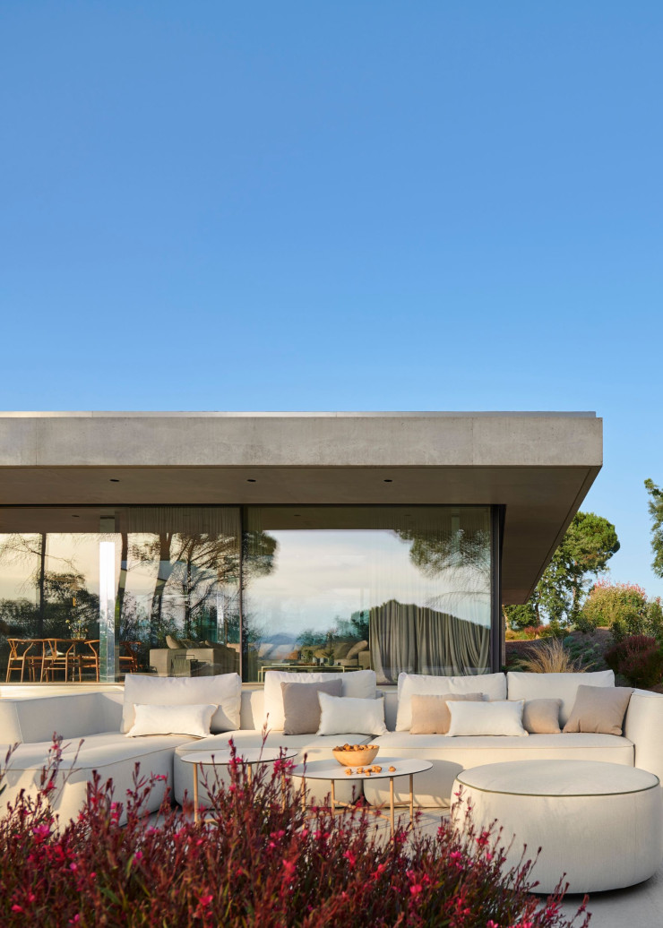 Sur l’une des terrasses, différents modules de la collection d’assises Plump (Expormim), disposés autour de deux tables basses Grada de Lievore Altherr Molina (Expormim).