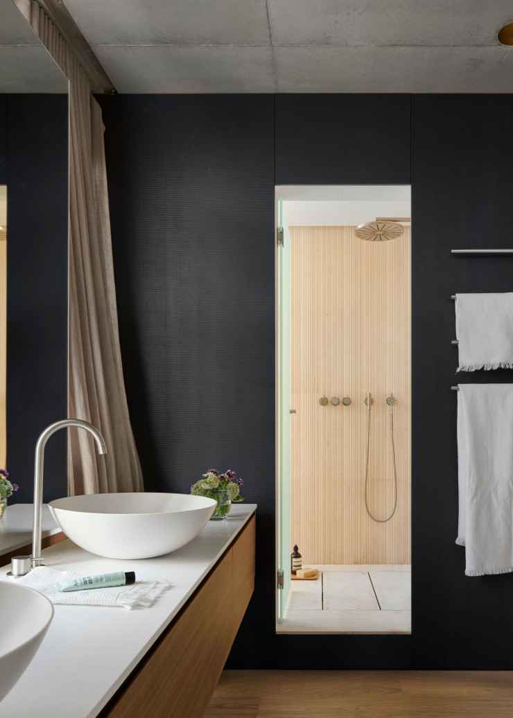 Dans la salle de bains attenante, vasques et meuble sous lavabos Via Veneto (Falper), équipés d’une robinetterie Vola. Receveur et habillage de douche Salvatori. Porte-serviette Boffi.