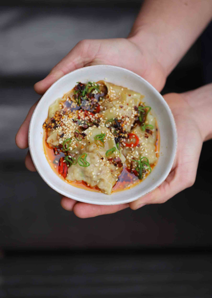 Wan tan avec une farce à la seiche et une chili oil.