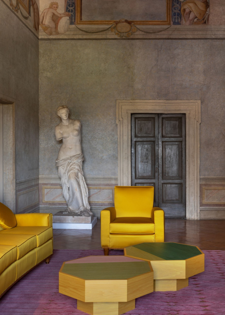 Le salon Lili Boulanger, l’une des trois chambres d’hôtes dans lesquelles est intervenue India Mahdavi, avec celles vouées à Debussy et à Galilée. La pétulance du jaune des assises prêtées par le Mobilier national et recouvertes de tissu Dedar, la maison italienne de tissus d’ameublement, fait directement écho aux dorures du tableau ou à celles des décors en trompe-l’œil.