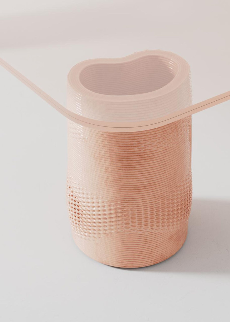 « Plumon » révèle même le tailleur qui sommeille en elle avec cette robe rembourrée qui vient se poser en toute simplicité sur la structure du canapé ou du fauteuil. Particulièrement pratique pour du mobilier d’extérieur !