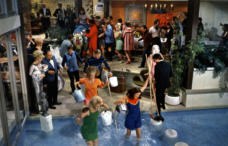 Un invité gaffeur dans une soirée mondaine, et la villa hollywoodienne, imaginée par Reg Allen, devient le théâtre d’une hystérie collective.