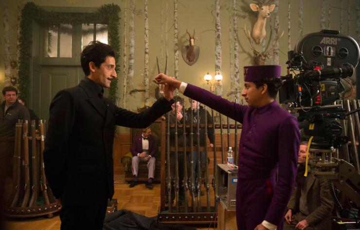 L’hôtel a été recréé dans un grand magasin de 1912, en Allemagne, par le chef décorateur et directeur artistique américain fidèle à Wes Anderson, Adam Stockhausen. Paul Schlase, Tony Revolori, Tilda Swinton et Ralph Fiennes (de gauche à droite).