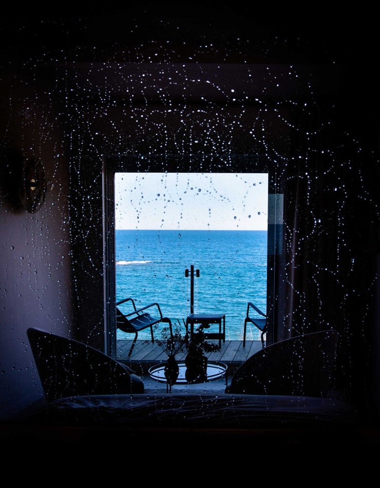 Vue depuis l’une des chambres de l’Hôtel des Elmes, à Banyuls. La mer est visible depuis la salle de bain.