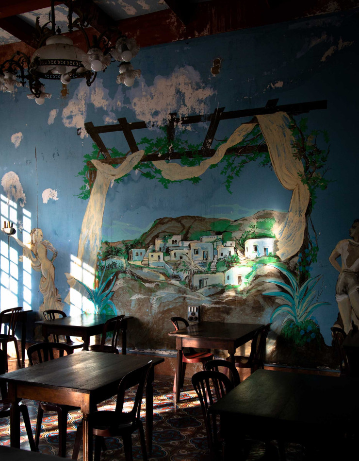 À l’intérieur du Rayon-Vert, certaines fresques murales subsistent, comme ici, dans la salle du bar.