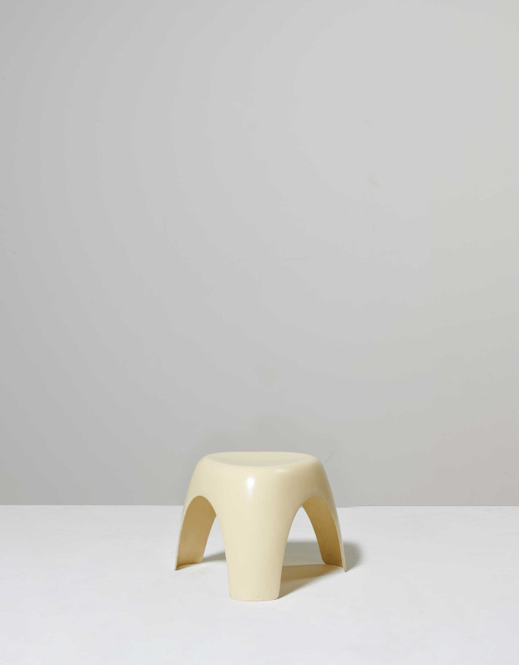 SORI YANAGI, tabouret Elephant, 1954, fibre de verre et polyester de résine. Polypropylene teinté. H.37 x W.39 x D.36 cm