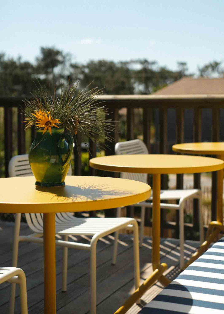 Vous pouvez prendre le petit-déjeuner en terrasse aussi.