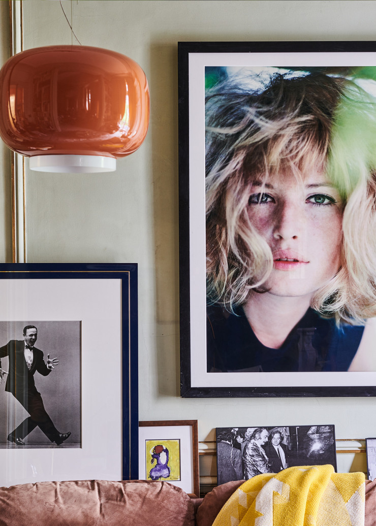 En 1961, Willy Rizzo photographie la légende Gene Kelly à Paris et portraiture, à Rome, Monica Vitti, alors l’actrice fétiche de Michelangelo Antonioni. Derrière son canapé C en peau de pécari, un dessin réalisé par l’acteur Jack Nicholson et des photos-souvenirs : Willy Rizzo en compagnie de Salvador Dalí ou en train de dessiner des meubles avec sa femme, Dominique. Suspension Chouchin 1 en verre laqué soufflé à la main, design Ionna Vautrin (Foscarini). Plaid Cilos en laine, design Ronan et Erwan Bouroullec (Ligne Roset).