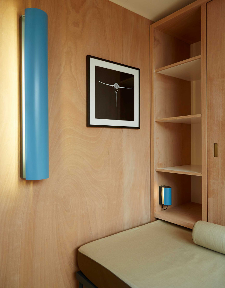 Dans la chambre de la Maison au bord de l’Eau, les visiteurs pouvaient admirer un lit signé Charlotte Perriand.