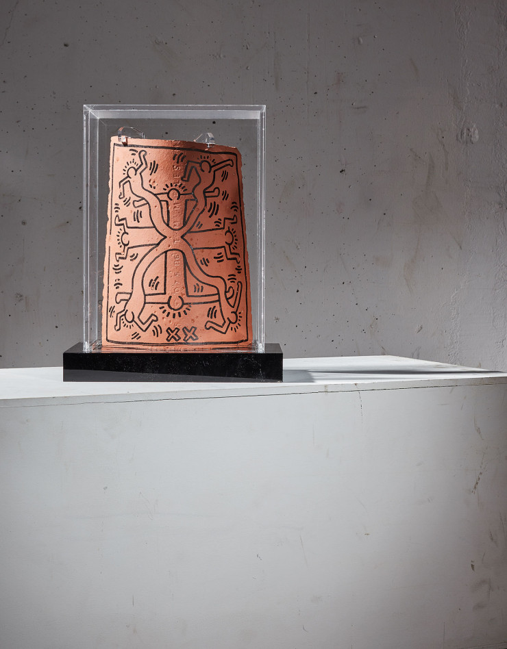 Tuile en terre cuite de Keith Haring
