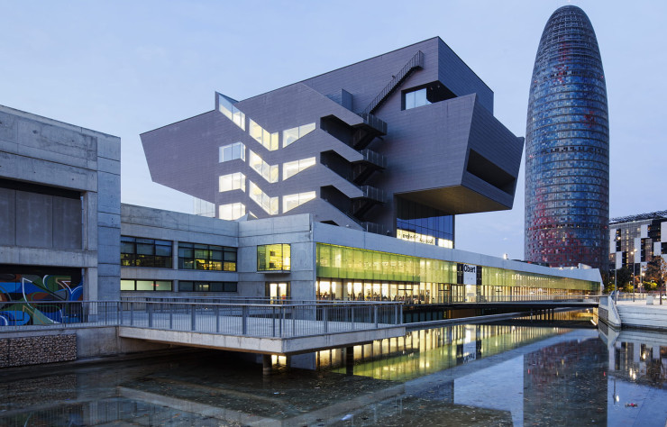 Le Disseny Hub Barcelona (DHUB) avec la Torre Agbar en toile de fond.