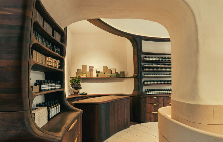 Rue des Francs-Bourgeois, le designer allemand Valentin Loellmann a joué des circonvolutions organiques du sol au plafond et dans tous les matériaux: du plâtre sur les murs, de la pierre pour le lavabo, du chêne et du laiton pour le mobilier…