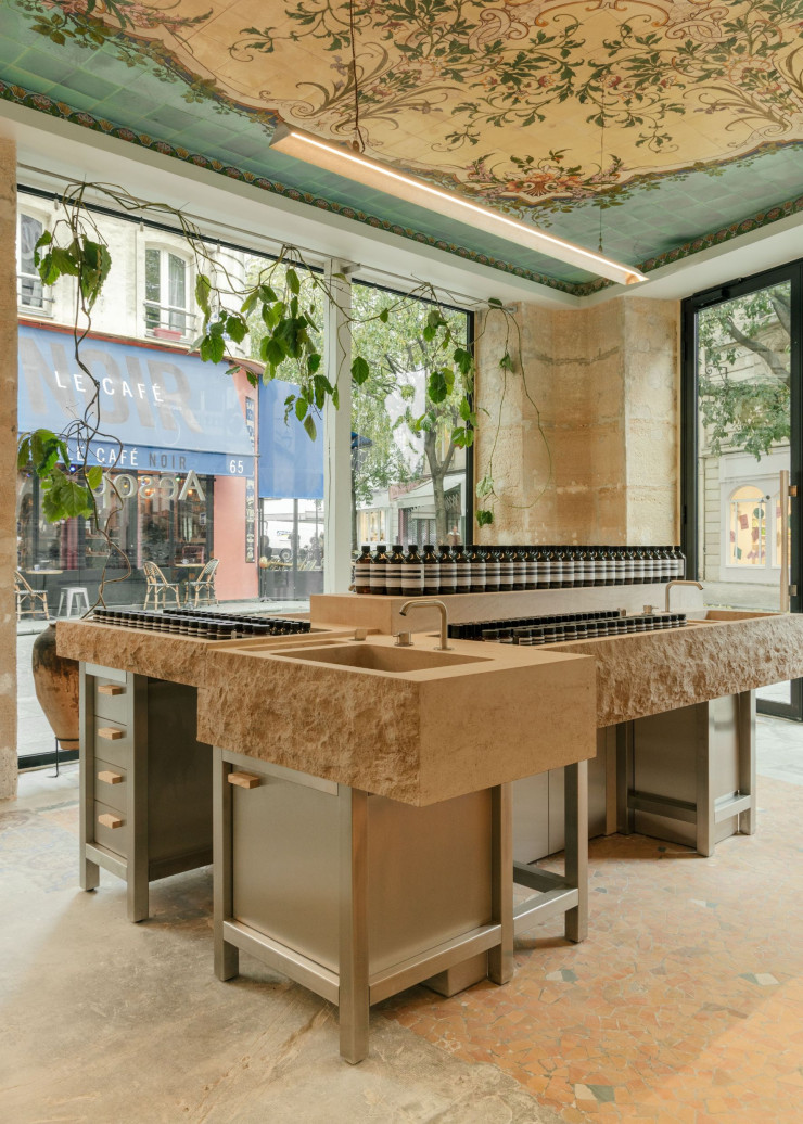 Rue Montmartre, dans le Sentier, l’architecte français Hugo Haas s’est évertué à conserver le plus possible l’existant dans cette ancienne boucherie, notamment les faïences d’origine au plafond. Pour les éléments ajoutés, son choix s’est porté sur des matièresaux teintes claires: calcaire, acier inoxydable et bois de frêne.