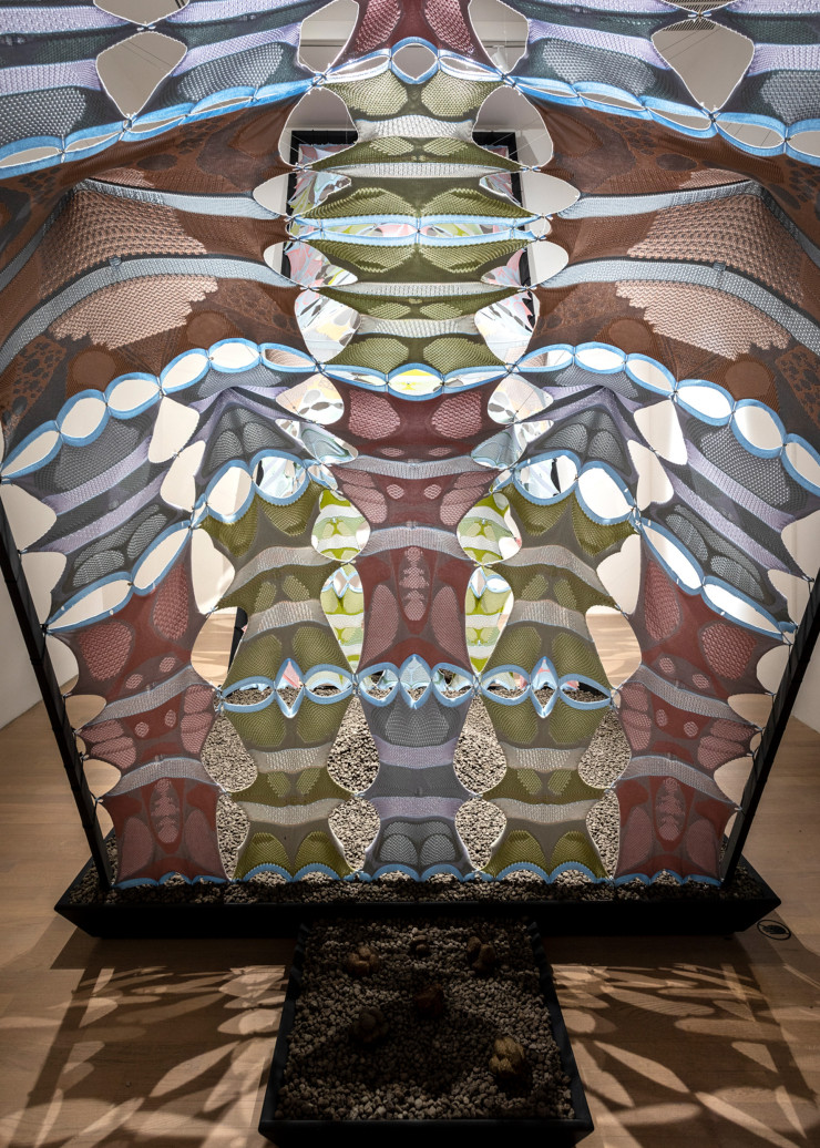 Muluku: 6 Bone Temple, œuvre textile de l’artiste et architecte Yussef Agbo-Ola présentée dans le cadre du projet du pavillon britannique, « Dancing Before the Moon ».