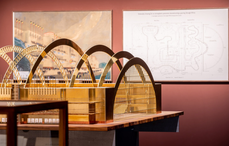 Maquette en cuivre et en laiton du projet (non réalisé) de l’architecte Henry Lacoste (1885-1968) pour le pavillon belge de l’Exposition universelle de 1935, reconstituée par l’artiste visuel congolais Sammy Baloji (Twenty Nine Studio). Cet édifice devait illustrer la « grandeur » de l’entreprise coloniale au Congo.