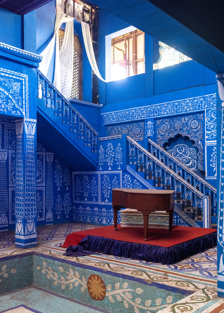 Intérieurs fastueux inspirés de l’âge d’or musulman indien ou éléphants grandeur nature, tout cela voisine, chez ND’s Studios, avec des chaises en plastique ou des appareils électriques hors d’usage, laissés à l’abandon, qui ont servi à divers tournages.