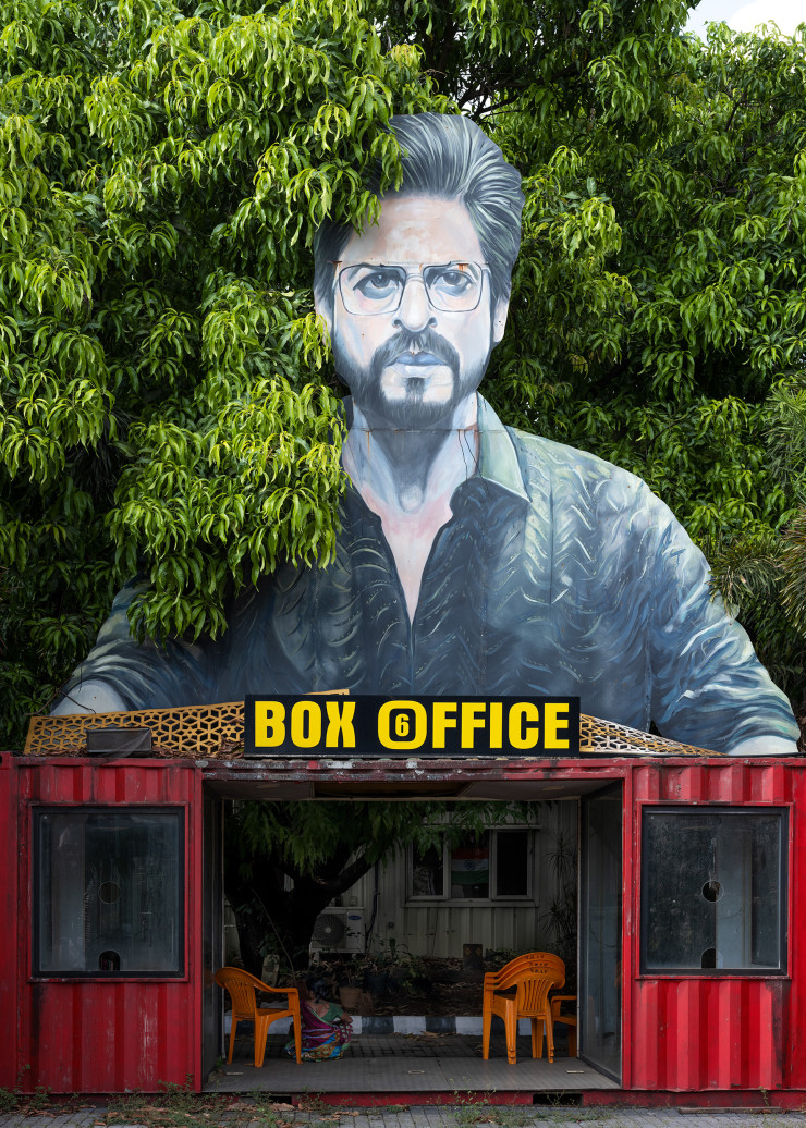 Un box-office surmonté d’une effigie géante de l’acteur-star Shah Rukh Khan.