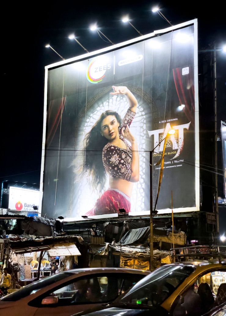 Une affiche à l’esthétique bollywoodienne domine, à la sortie des bureaux, les embouteillages dantesques du quartier de Bandra West.