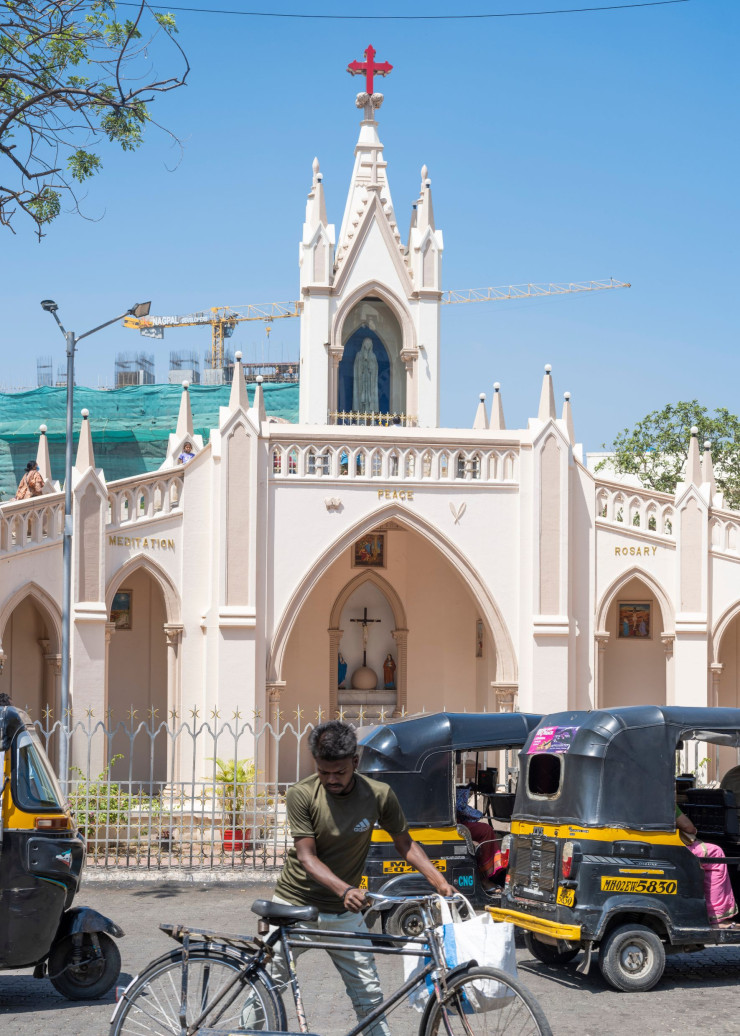 L’oratoire de Notre-Dame de Fátima fait face à la basilique Notre-Damedu-Mont, monument catholique du quartier de Lands End, dans Bandra, une municipalité située dans la banlieue ouest de Bombay. Bombay, comme toute la côte ouest indienne, garde des traces de la colonisation portugaise, à commencer par la religion catholique – les chrétiens représenteraient environ 3% des Bombayens, les musulmans, 21 %, et les hindous, 66 %.