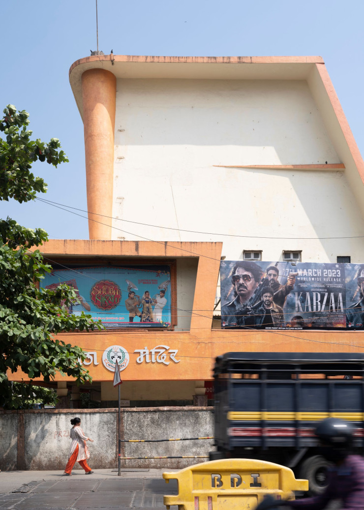 Avec ses lignes Art déco qui flirtent avec le modernisme, le cinéma Maratha Mandir, ouvert en 1958 et dessiné par l’architecte Waman Moreshwar Namjoshi, trône parmi les plus majestueux de la ville. Ces temps-ci, on y projette Kabzaa, film de Ramiah Chandru en kannada (une langue classique millénaire notamment parlée dans l’État du Karnataka), mais surtout, sans interruption depuis 1995, la comédie romantique hindie Dilwale Dulhania Le Jayenge, dont Shah Rukh Khan est la vedette.