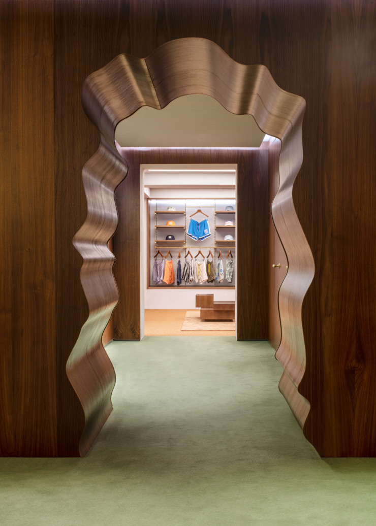 « Une maison pour le futur de GANT. » À Stockholm, le GANT Studio, imaginé par Snarkitecture, repose sur « un environnement de connexion où l’ancien rencontre le nouveau, les archives croisent l’innovation et les gens rencontrent les gens », selonAlex Mustonen, cofondateur de l’agence.