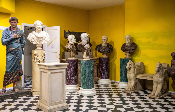 Une exposition un brin poussiéreuse présente des pièces de décor parfois uniques datant de 1937. Tout est mélangé: de Gladiator à Oceans Eleven en passant par Cléopâtre et Quo Vadis. D’autres statues attendent un nouveau sort.