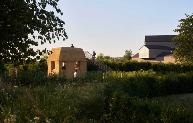 Vue de la Tane Garden House dans le jardin du campus