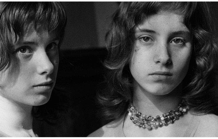 Issu de la série de portraits qu’il réalise autour de ses proches, cette photographie d’Yvonne et Georgette prise en 1956 rend compte de la volonté de Johan van der Keuken d’expérimenter autant les points de vue que les jeux d’ombre et de lumière.