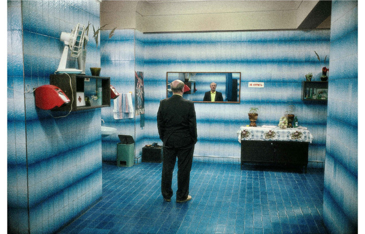 Prise en URSS à Moscou, cette photographie digne d’une image de cinéma saisit instantanément le regard et plonge dans une ambiance froide et stricte.