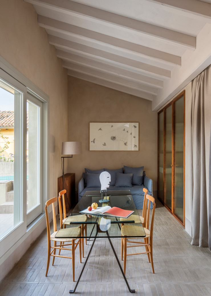 Dans la véranda de la suite, canapé Ghost, de Paola Navone (Gervasoni 1882) et chaises Chiavari, d’Eligo Studio.