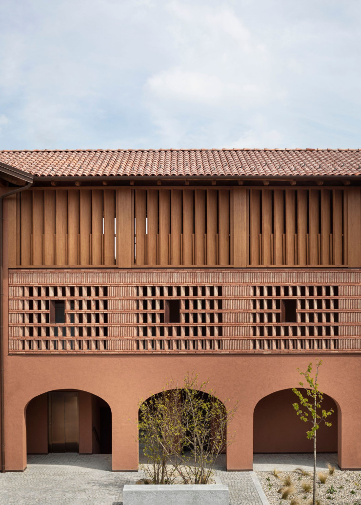 La devanture terracotta de la Casa Di Langa.