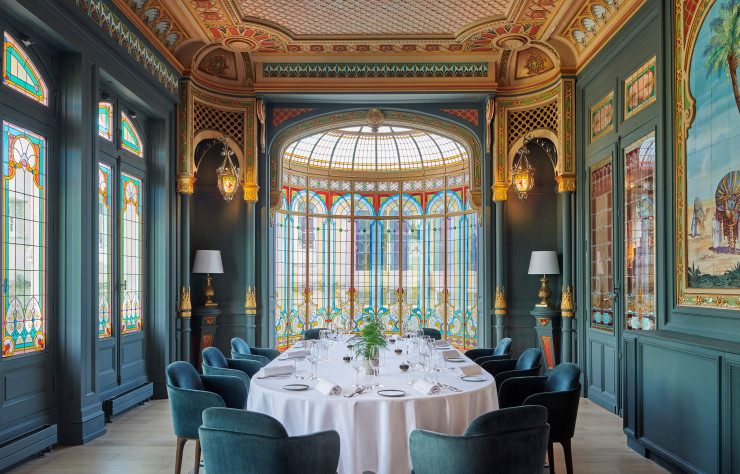 Pour redonner vie dans toute sa splendeur à ce château-hôtel 5 étoiles sis au milieu des vignes, l’architecte d’intérieur a misé sur le juste équilibre entre le foisonnement des ornements « historiques » d’inspiration orientale et le mobilier aux lignes sobres qui vient les tempérer habilement.