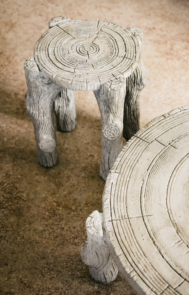 Les tables faites en rocaille.