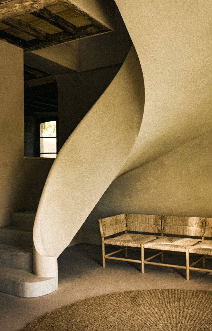 Le radassié sous un sublime escalier.